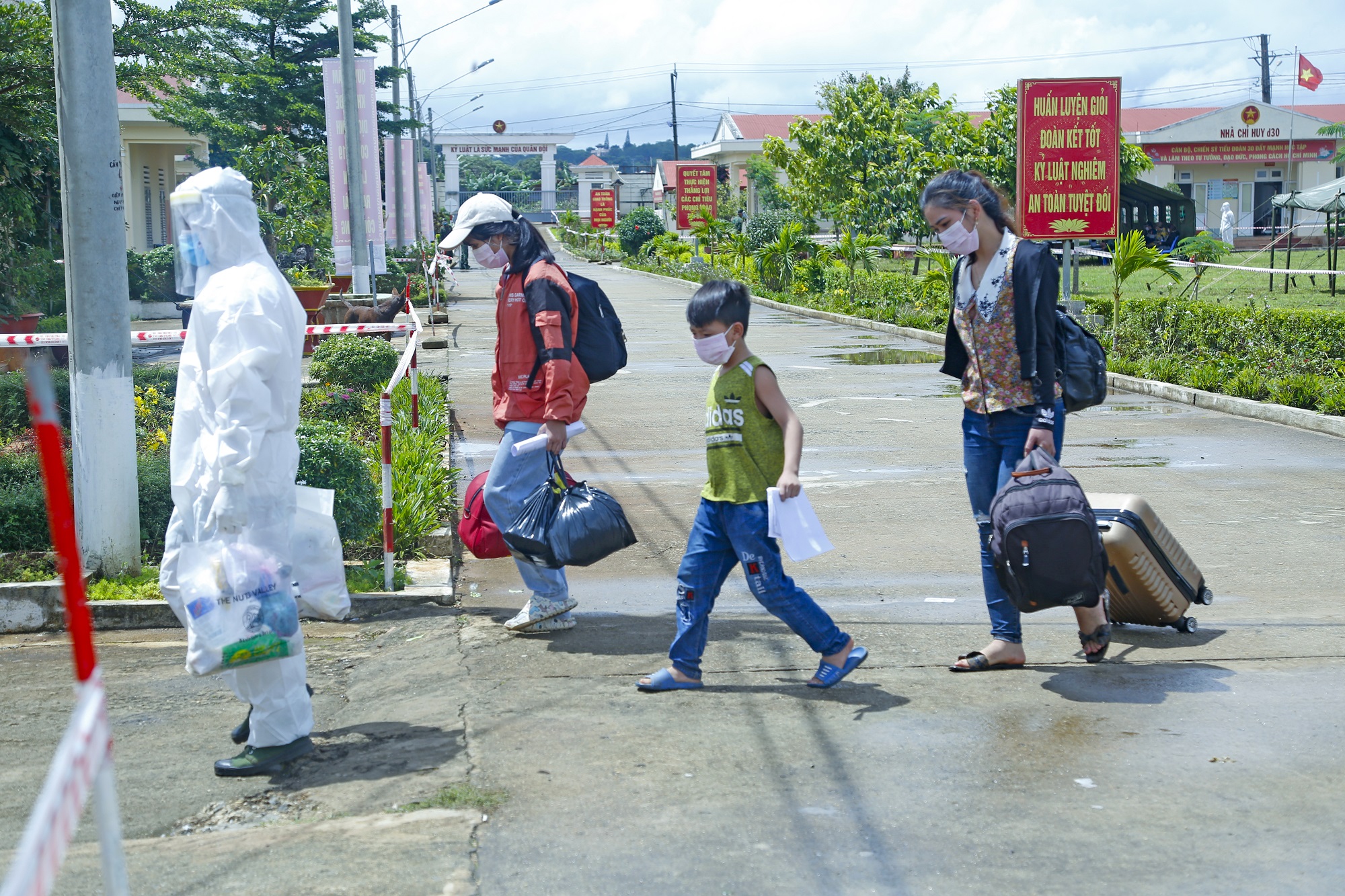 Ấm lòng người về quê

